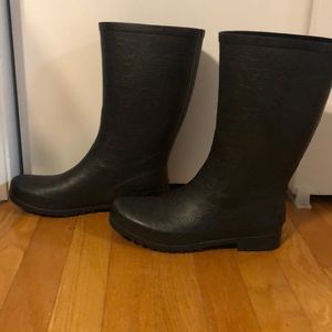 Ugg Wilshire logo rain/snow boot.